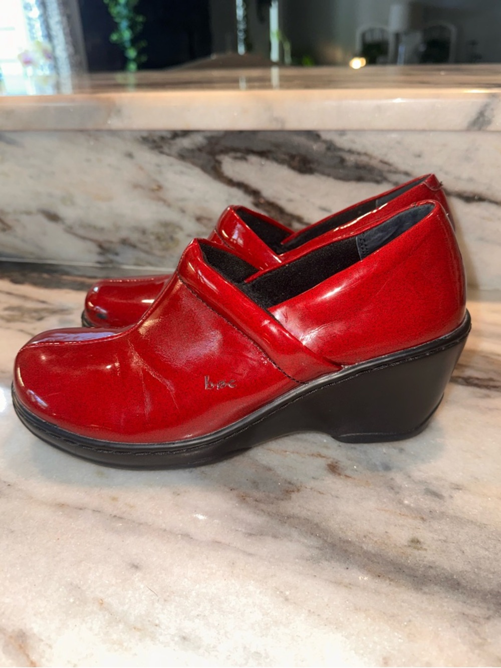 Born on Concepts Size 8 Women's Red Patent Leather Clog - Comfort Wedge